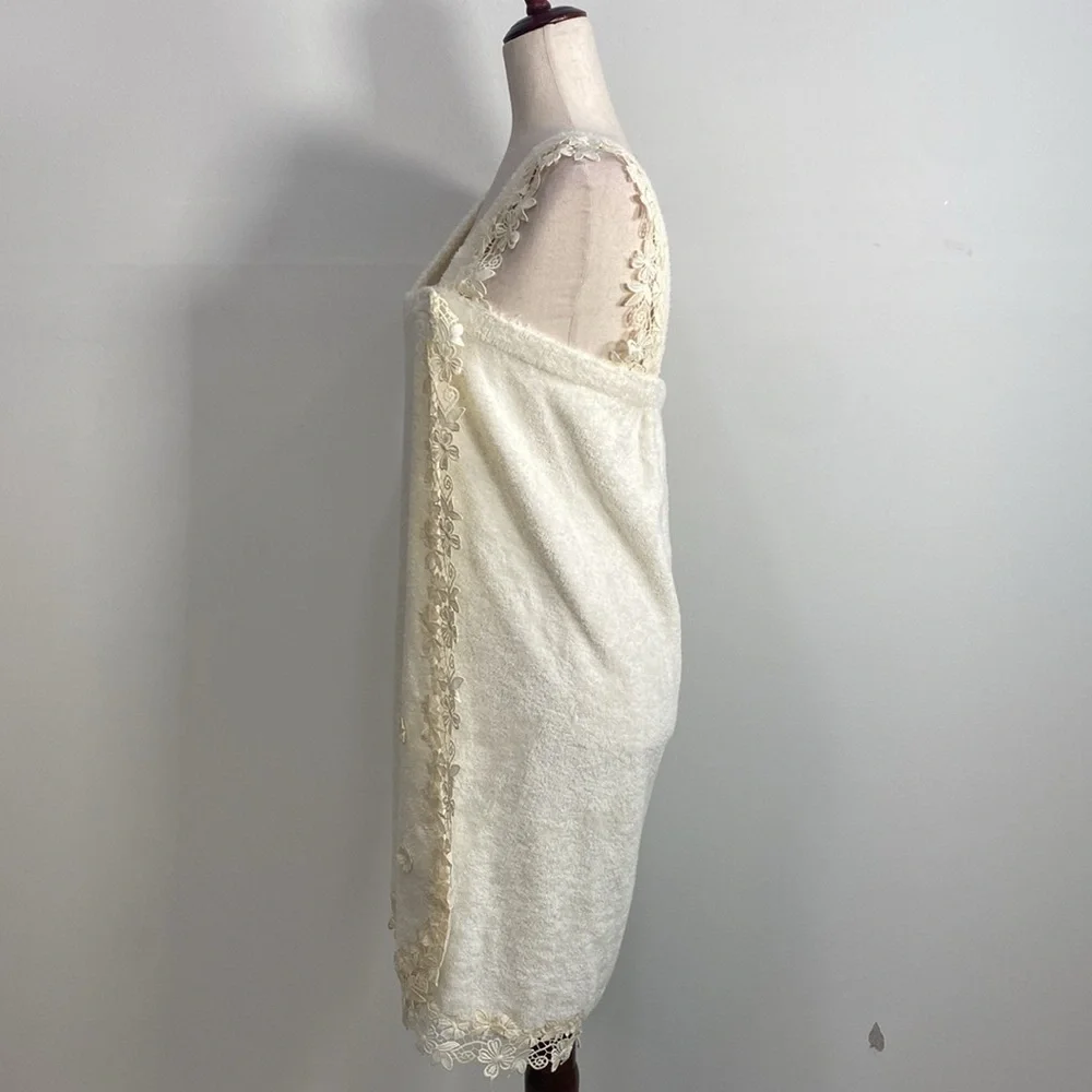 Vintage Cream Wrap Towel Floral Embroidered Flirty‎ feminine Women's S/M